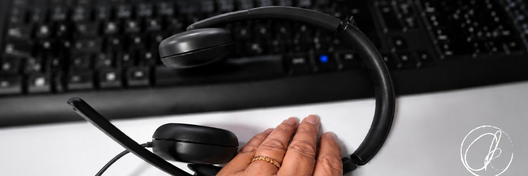 Hand auf Headset am Schreibtisch — Andrea Kahl, B2B-Telefonakquise Büro Kahl